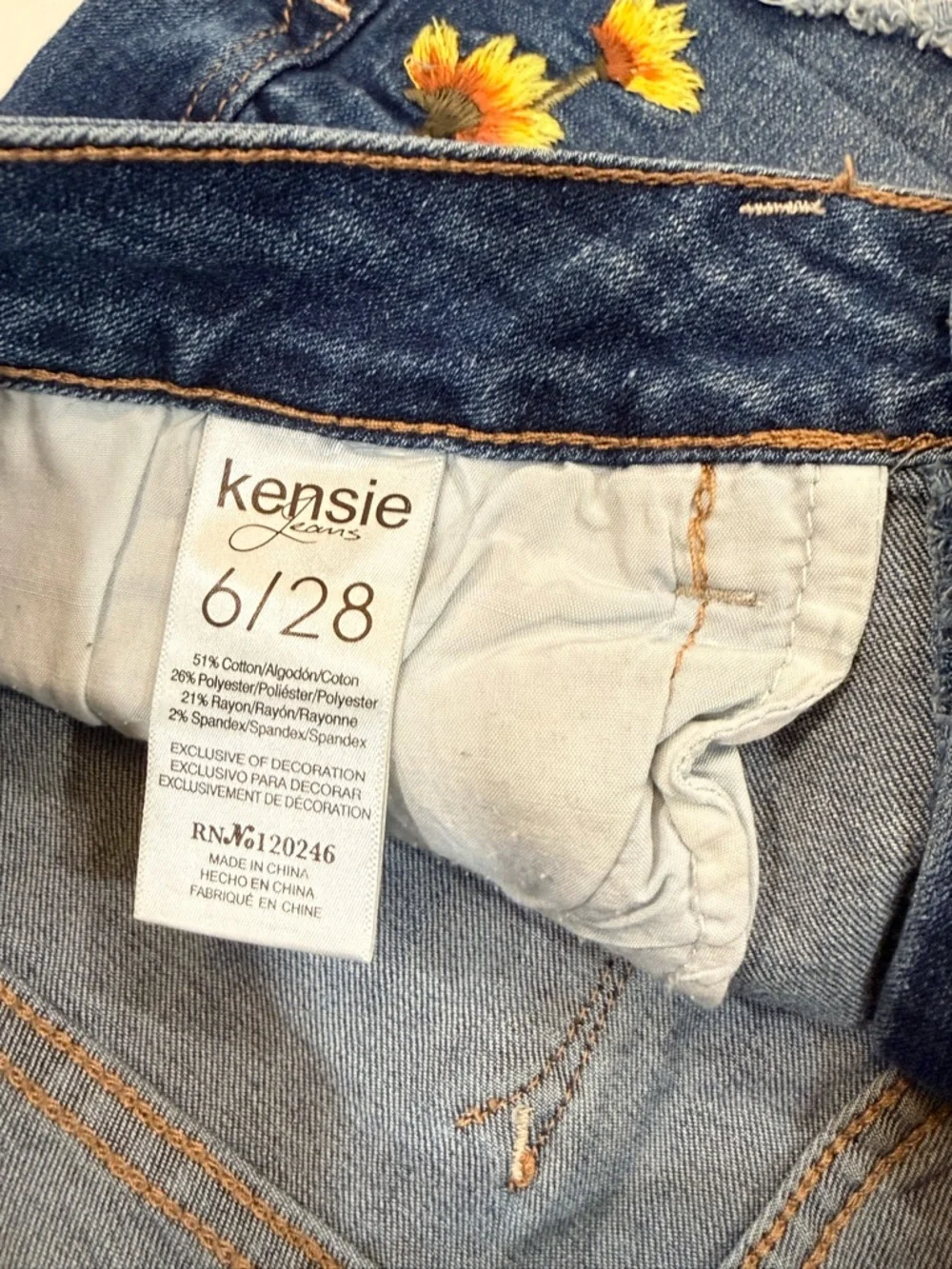 Kensie Denim Shorts Floral Embroidered Sunflower Raw Hem Size 6 28 - Picture 5 of 12